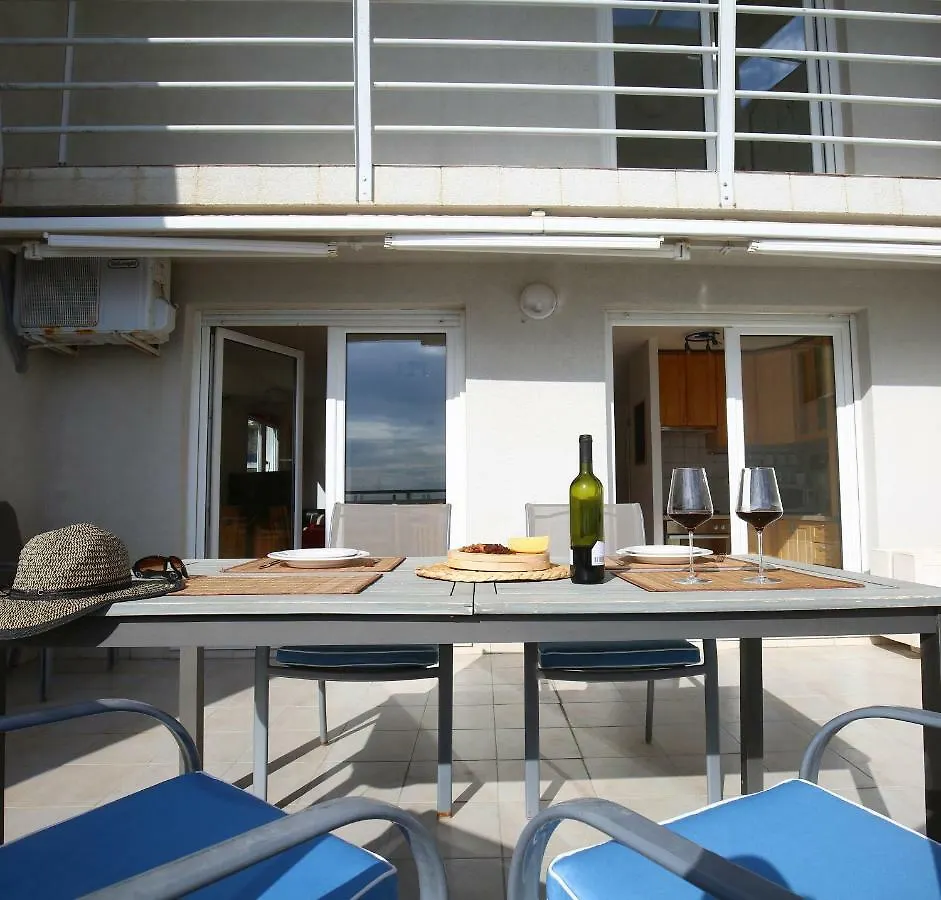 Appartement Split on the beach, 2 floors&wide terrace